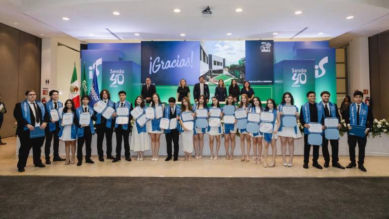 Alumnos de preparatoria acuden a su graduación.
