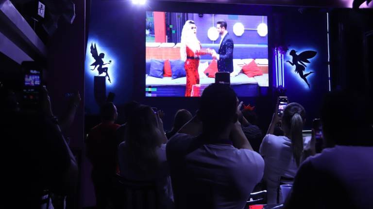 Seguidores de Wendy Guevara festejan en Mazatlán su triunfo.