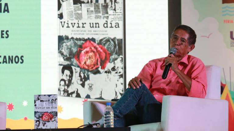 Margarito Cuéllar durante la presentación de su libro.