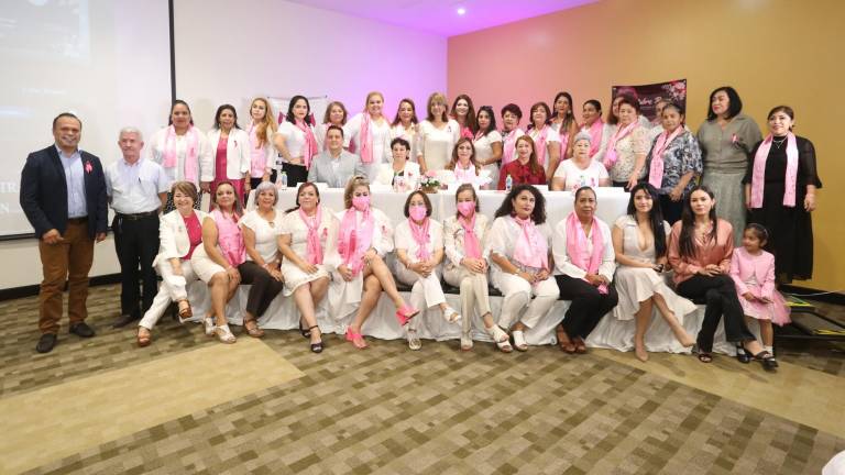 El grupo de anfitrionas se tomaron la fotografía del recuerdo del evento.