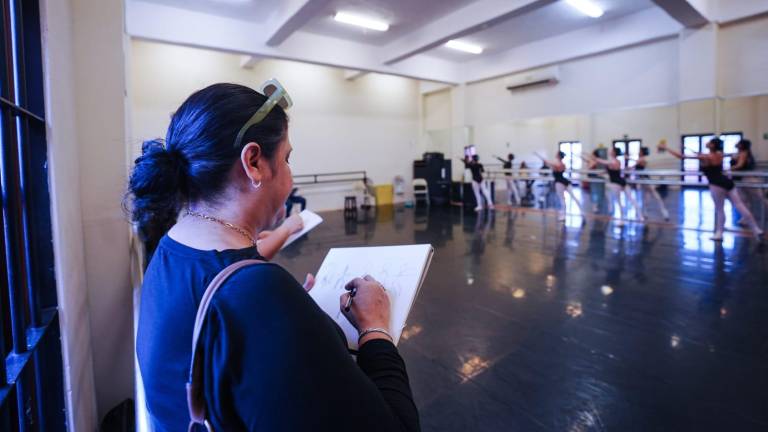 Esta propuesta busca que los estudiantes de Artes Plásticas representen las líneas de movimiento generadas durante la ejecución dancística mediante el dibujo y la pintura.