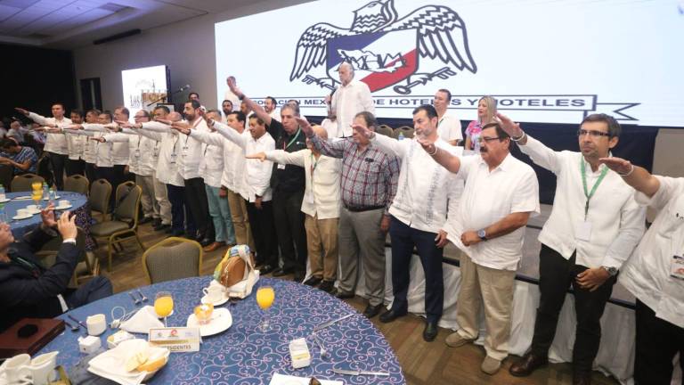 El equipo de la Asociación de Hoteles y Moteles rinde protesta al lado del nuevo presidente Miguel Ángel Fong González.
