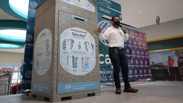 Cuando los envases dejan de utilizarse, esto se cortan y se lavan, para después llevarlos al módulo de recepción de los cartones y una vez estando ahí ingresarlos por la boquilla.