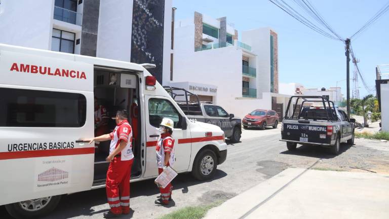 En un edificio de departamentos del Sábalo Country, al norte de Mazatlán, una pareja, junto con su perro, fue hallada sin vida.