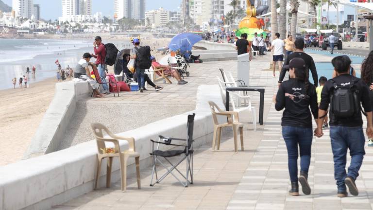 En varias zonas de la Avenida del Mar ya se encuentran sillas y sombrillas apartando lugares para el desfile del Carnaval.