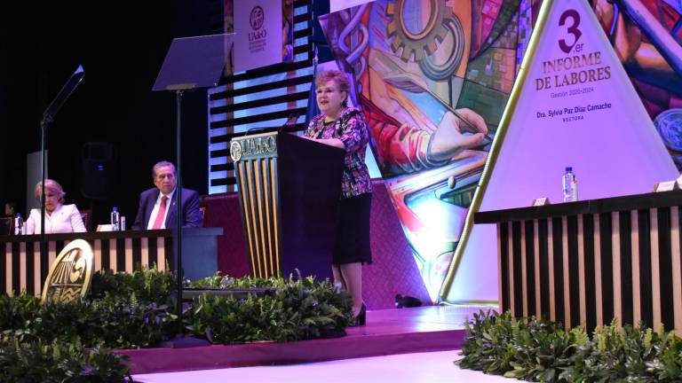 Sylvia Paz Díaz, rectora de la Universidad Autónoma de Sinaloa, presenta su informe de labores.
