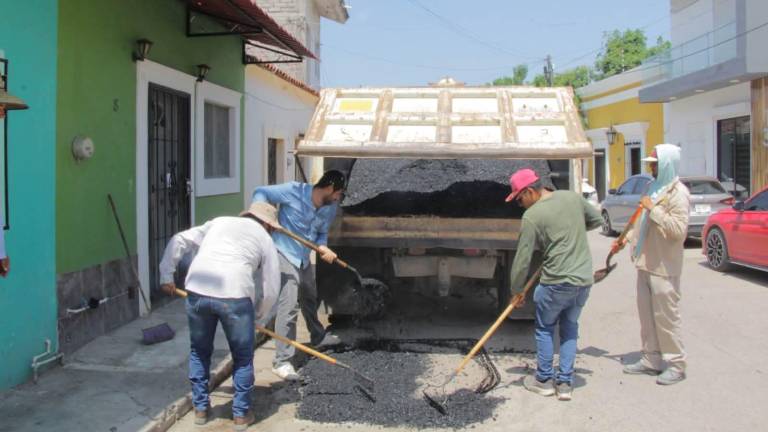 Personal de Obras Públicas realiza trabajos de bacheo en calles de El Rosario.