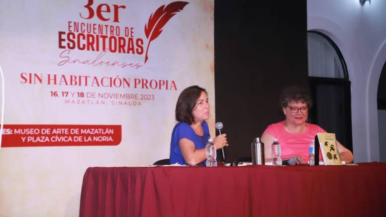 La escritora tapatía Estela González presentó en el puerto su novela “Limonaria”, aquí junto a la maestra Guadalupe Veneranda.