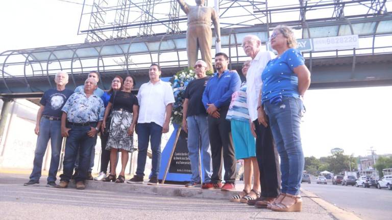 Miembros del PAN Mazatlán se dieron cita este domingo frente a la estatua de “Maquío” Clouthier en el puerto.