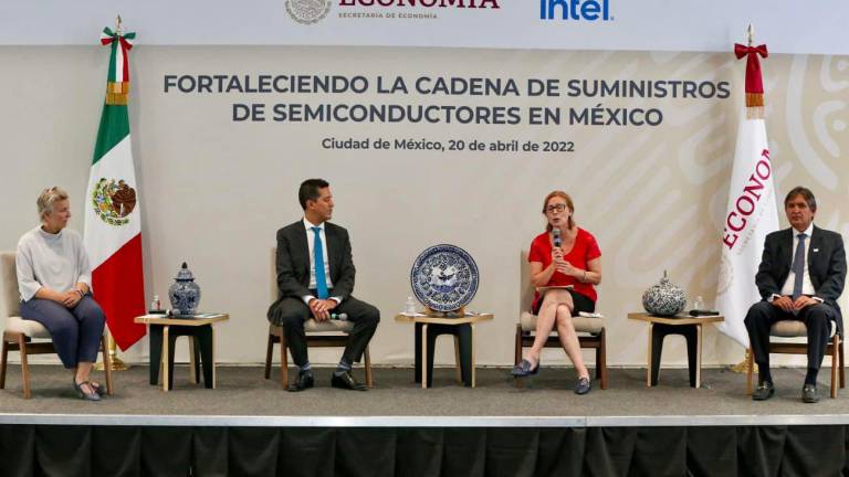 La secretaria de Economía, Tatiana Clouthier, y Santiago Cardona, director general de Intel en México, ratificarn acuerdo colaboración.