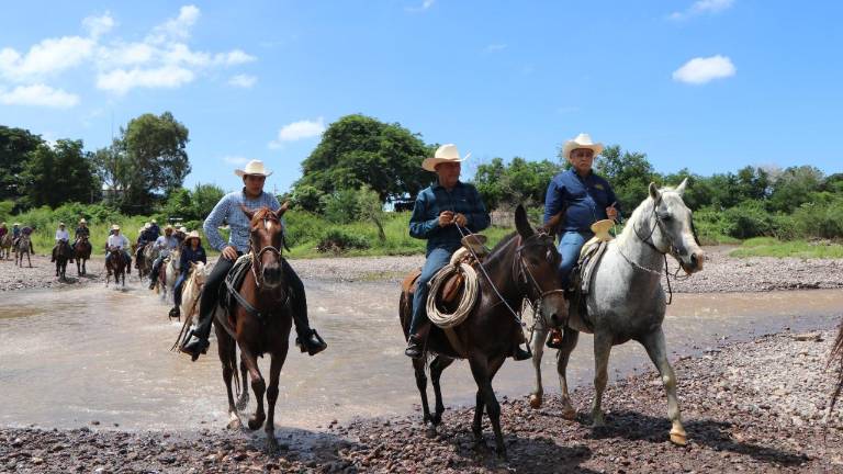 Los jinetes al cruzar el Río Elota.