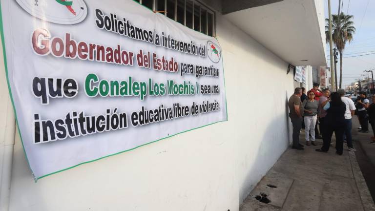 Trabajadores de Conalep de todos los planteles de Sinaloa hicieron un paro de labores.