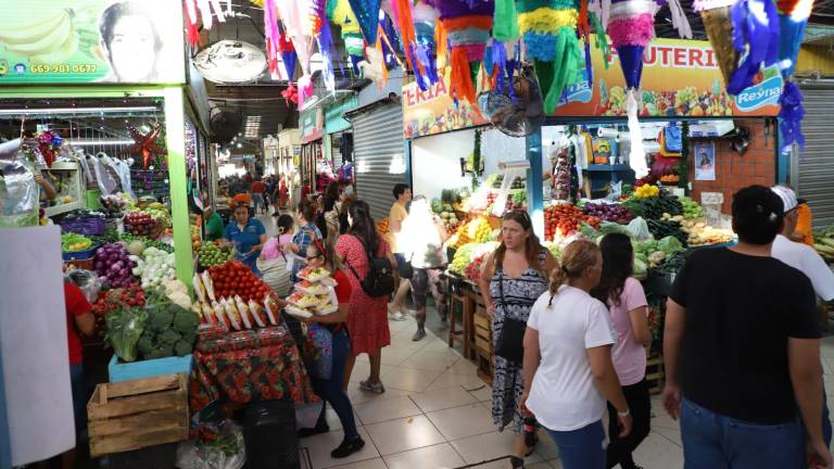 En el mercado José María Pino Suárez, cientos de personas realizan las compras de última hora para la cena de Noche Buena.