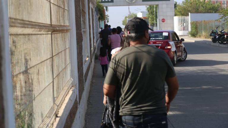 Vacunan contra el Covid a mayores de 18 años en Hospital Militar Regional en Mazatlán; llaman a vacunarse