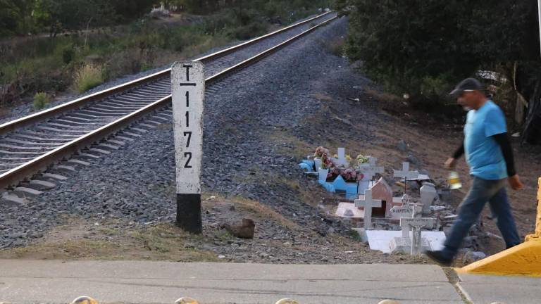A un costado de las vías del ferrocarril permanecen los cenotafios que recuerdan a las 34 víctimas mortales del accidente ocurrido hace tres décadas en Mazatlán.