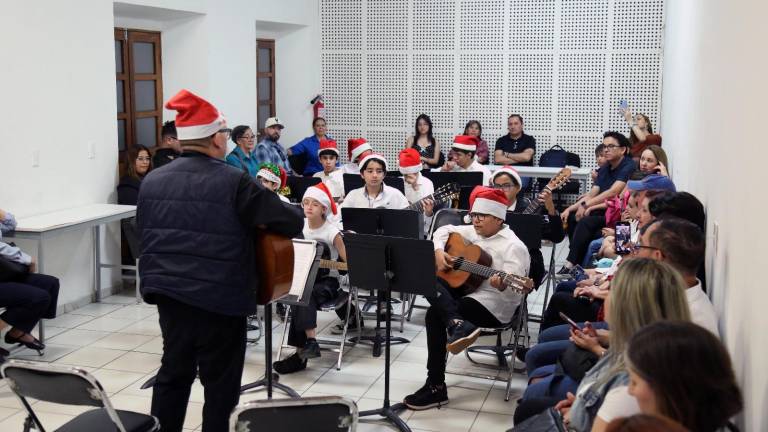 Alumnos de guitarra de Manuel Tanamachi cerraron el año con concierto navideño.