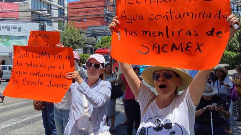 Protesta de vecinos de Benito Juárez por agua con olor a gasolina.