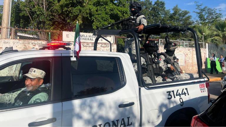Patrulla de la Guardia Nacional en recorridos por planteles educativos en Culiacán.