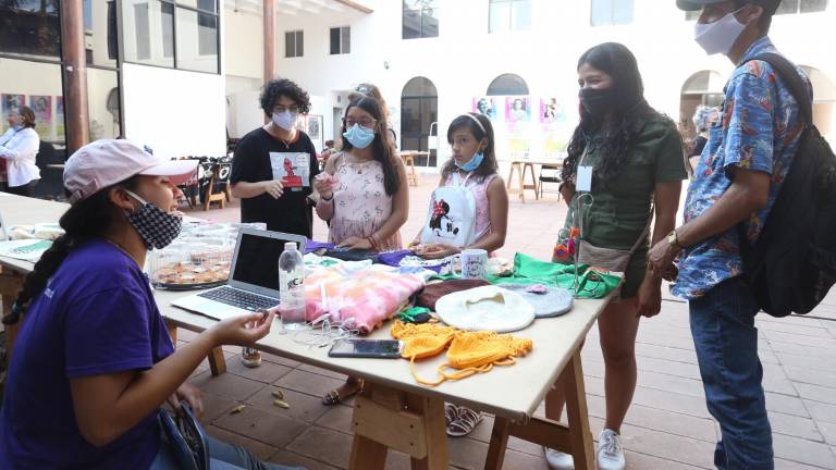 Exposiciones y venta de artesanías se pudieron apreciar durante el evento.