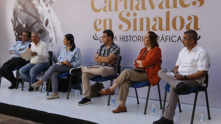 Cronistas, periodistas e historiadores participan en el conversatorio Carnavales en Sinaloa.