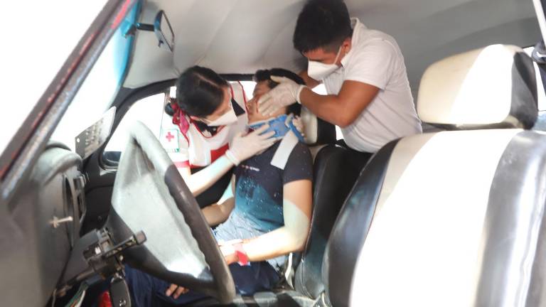 Miranda Jaqueline Salazar durante su examen final práctico como Técnica en Urgencias Médicas.