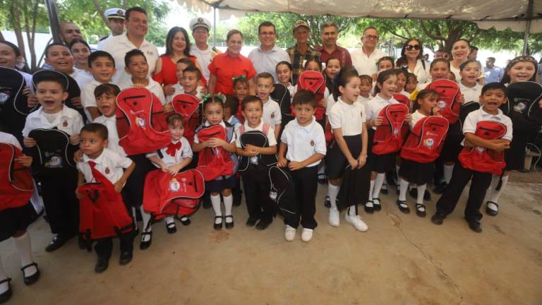 Alumnos de la Primaria Alfonso Tirado, de la comunidad de Puerta de Canoas, recibieron apoyos por parte del Gobierno de Mazatlán.