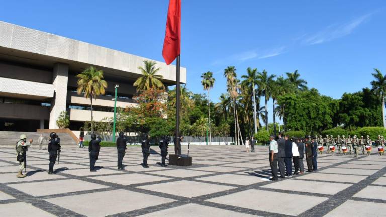 Autoridades de los tres órdenes de gobierno, así como militares, rindieron honores en memoria de Miguel Hidalgo y Costilla.
