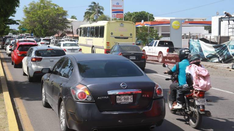 Una larga fila de vehículos se formó debido al bloqueo de la avenida Ejército Mexicano.