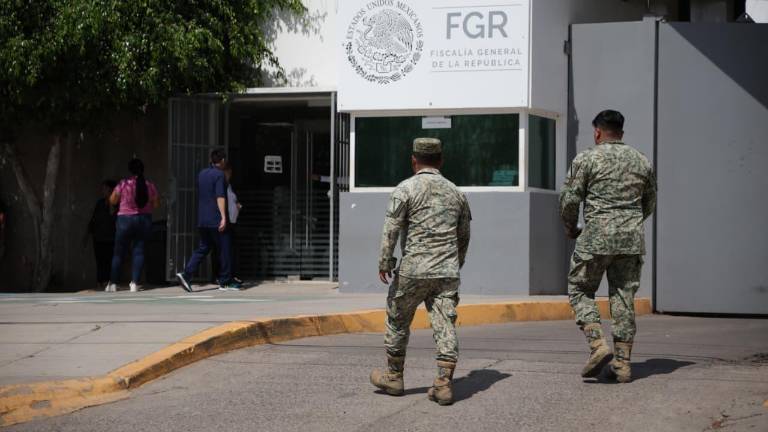 La FGR consiguió sentencias contra dos hombres armados y vinculó a proceso a tres más detenidos en Sinaloa.
