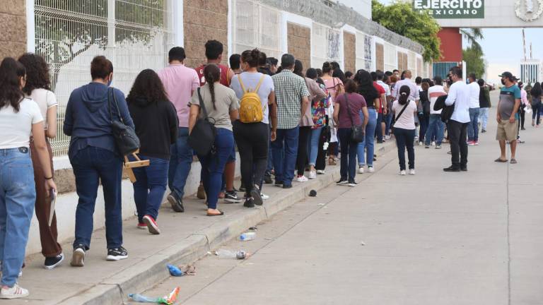 Tardada, con gente acampando y con desorganización, pero finaliza sin filas ni reclamos jornada de vacunación en Mazatlán