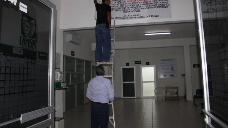 Personal del Hospital Integral de Rosario coloca mantas en demanda de elecciones en la delegación sindical.