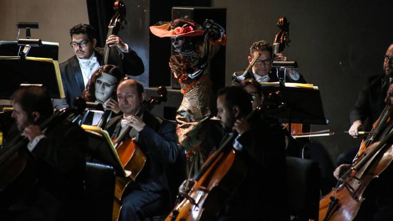 La Catrina fue la invitada especial durante el concierto de la OSSLA.