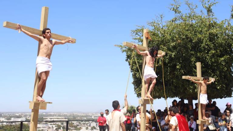 En Culiacán, jóvenes participan en la representación del Viacrucis, que terminó en La Lomita.