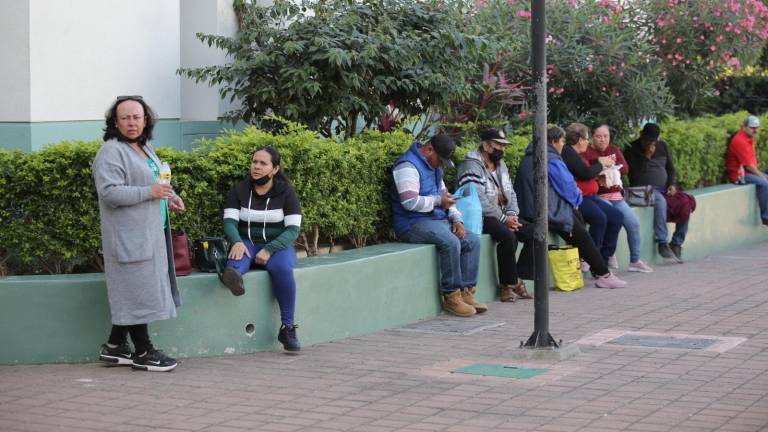 Familiares de pacientes internados en el Hospital General de Mazatlán permanecen a las afueras del lugar y algunos se quedan incluso a dormir a la intemperie, pese al frío.