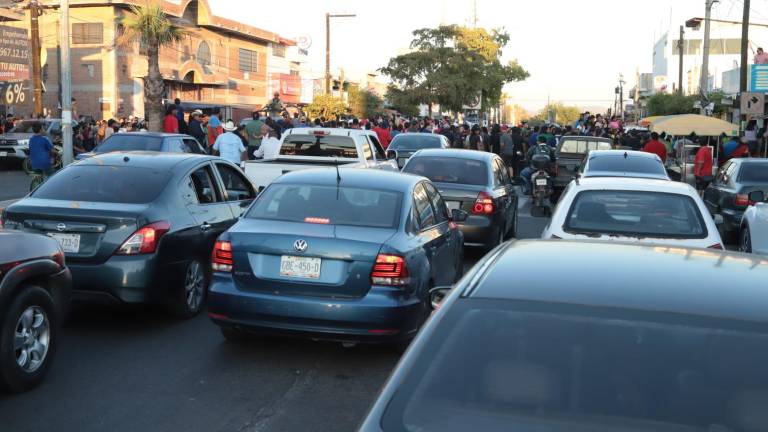 Por el desfile de Carnaval, cientos de autos tuvieron que esperar para cruzar por Villa Unión.
