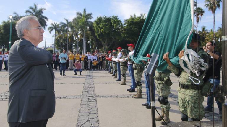 Los elementos militares izaron la Bandera en la Plaza Cívica del Palacio de Gobierno Estatal.