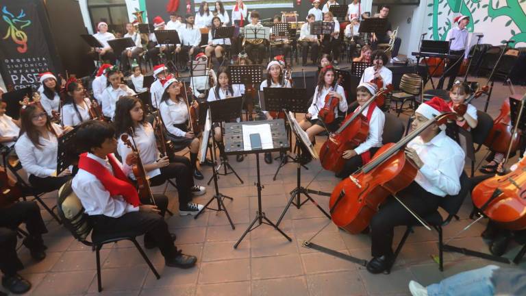 La Orquesta Sinfónica Infantil Paseo del Centenario y el Coro Infantil Voces del Mar ofrecieron un concierto navideño lleno de canciones tradicionales.
