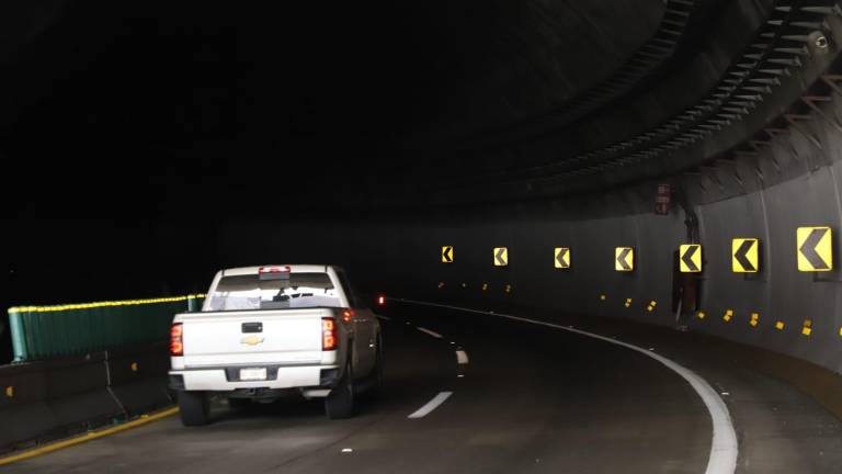 El Sinaloense, el túnel de casi tres kilómetros de longitud, el más largo de esta autopista, también carece de iluminación.