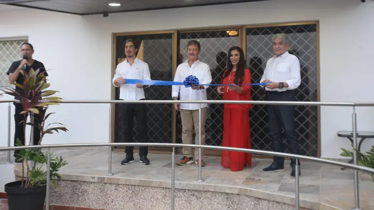 Los Reynosa Aguilar: Israel, Lorena y Salvador, junto a el doctor José de Jesús Valencia Rodríguez realizan el corte del listón inaugural.