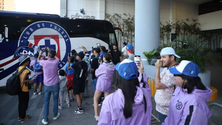 El Cruz Azul fue recibido por aficionados mazatlecos a su llegada al hotel de concentración, en el puerto.
