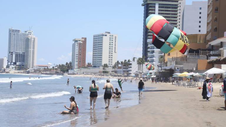 A pesar de las recomendaciones de las autoridades, en las playas de Mazatlán hay bañistas entre las 11:00 a las 16:00 horas, horario donde la sensación térmica es más fuerte.