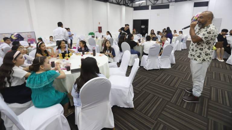 El ilustrador Memo Plastilina compartió con estudiantes técnicas de creación con materiales modelables durante el encuentro en Mazatlán.