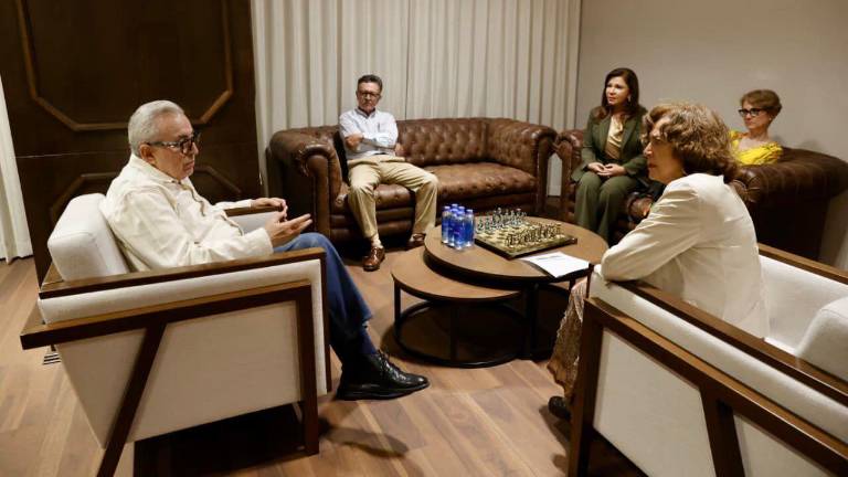 El Gobernador de Sinaloa Rubén Rocha Moya se reúne con la Secretaria de Ciencia, Rosaura Ruiz Gutiérrez.