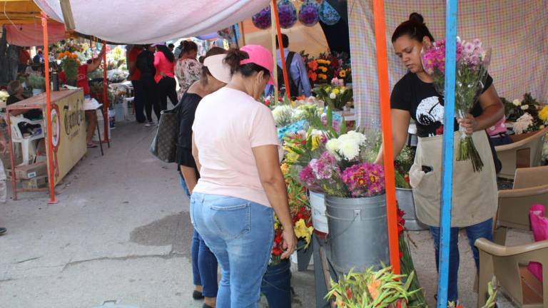 Pese a contrariedades floristas de Rosario trabajan en la fiesta del Día de Muertos