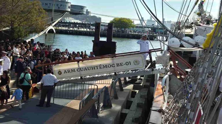 El Buque Escuela Cuauhtémoc realiza maniobras de zarpe en Nueva York, retomando operaciones tras las reparaciones por el accidente del pasado mayo.