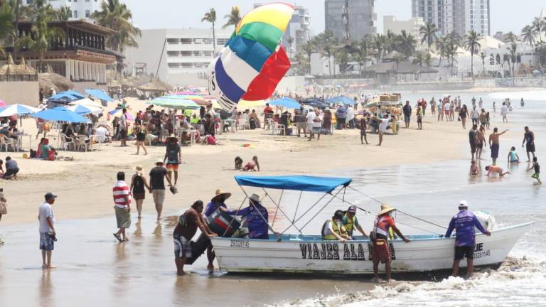 Aumenta afluencia de bañistas en playas de Mazatlán durante Semana Santa