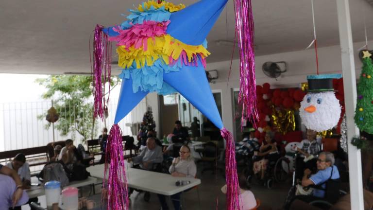 Abuelitos de Casa del Carmen, en Culiacán, celebran Navidad