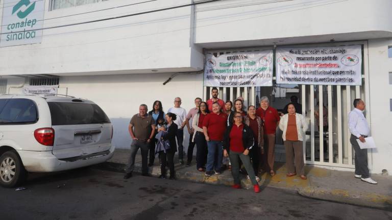 Personal del Conalep 2 de Mazatlán se manifiestan por situación que viven en plantel de Los Mochis.
