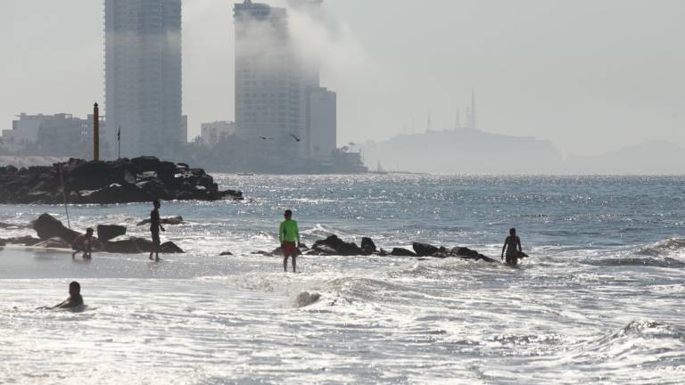 Los cerros y hoteles de Mazatlán quedaron ocultos por la neblina que se extendió este lunes sobre la bahía y la ciudad.