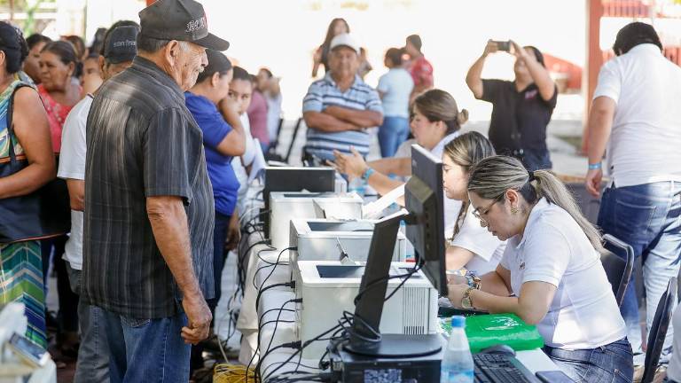 Personal del DIF Sinaloa realizó este domingo la entrega de apoyos en ambos puntos del municipio.